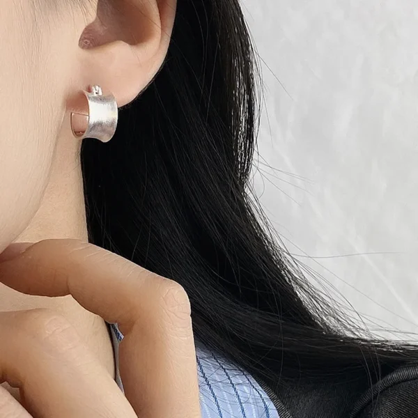 925 Sterling Silver Brushed Curved Ear Buckles Women's Bright Silver Simple Cold Wind Temperament Versatile Personality Earrings