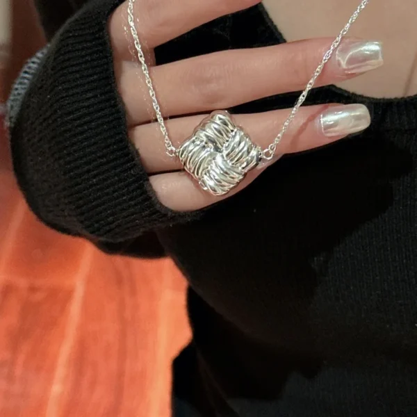 S925 Sterling Silver Niche Design Sense Hollow Craftsmanship Retro Simple Necklace Fashion Sense Personalized Collarbone Chain