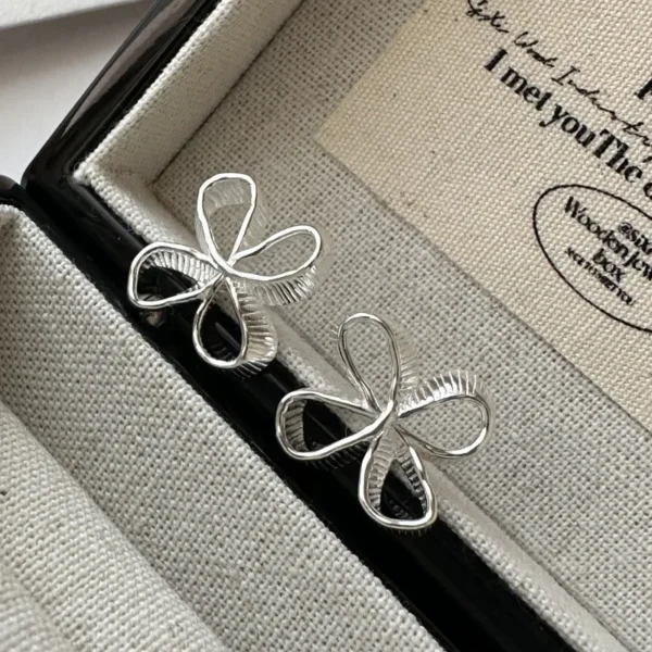 S925 Sterling Silver French Niche Design Small Flower Retro Earrings Japanese Style Simple and Fashionable Ear Jewelry Wholesale
