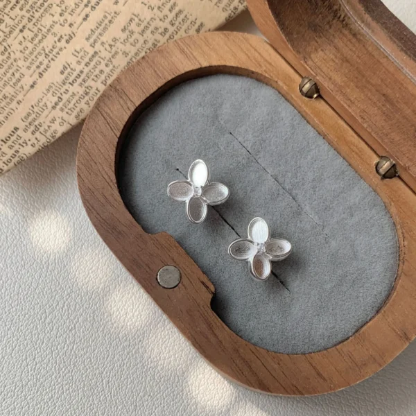S925 Sterling Silver Four-leaf Clover Stud Earrings Female Korean High-end Niche Design Retro Simple Explosive Earrings